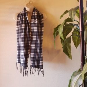🧣🕶Black White Plaid Fringed End Scarf🕶🧣